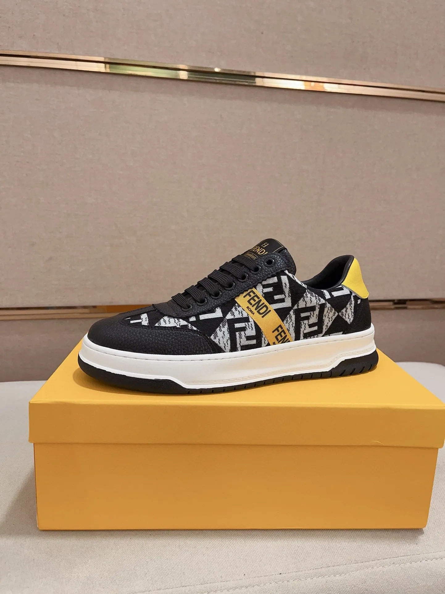 Men's shoes💰: 400💰[Fendi] Fendi's latest casual shoes for men! Available at counters simultaneously! A one-to-one replica of the original. All imported official website one-to-one cowhide fabric. The interior is made of top-grade sheepskin, and the original factory-supplied rubber outsole is used. Leading new fashion concepts. Matching code: 38-44. (can be customized for 45 non-refundable)